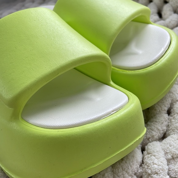 NEW 🆂🅾🅻🅳 Lime green platform pool slides beach shoes 7 chunky flatforms rare - Picture 6 of 10
